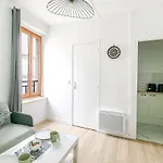 Nid Douillet Pour Deux Dans Le Des Artistes * Paris