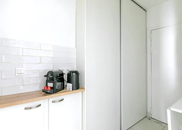 Nid Douillet Pour Deux Dans Le Des Artistes * Paris